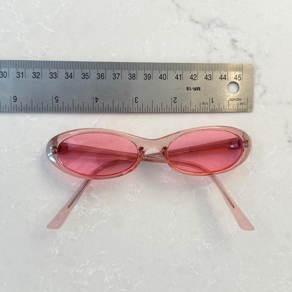 Cute Y2K Pink Oval Sunglasses - Picture 6 of 6